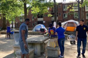 Capellanes repartiendo comida en las calles de Baltimore